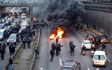 Париж в чаду покрышек