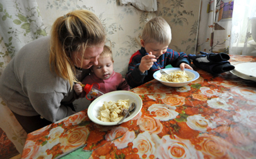 Бедных накормят победой над коррупцией