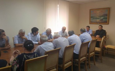 Лидер профсоюзной партии проводит серию предвыборных встреч Лидер профсоюзной партии проводит серию предвыборных встреч